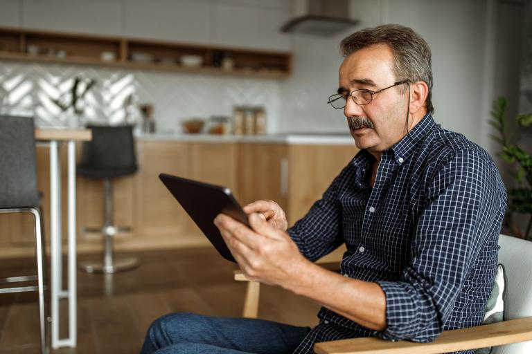 Man op de bank met tablet