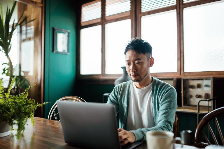 Man werkt thuis op laptop