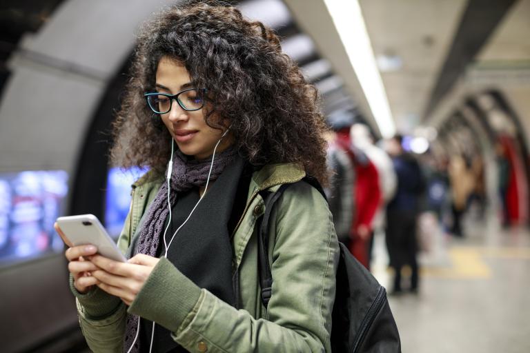 Vrouw met mobiele telefoon