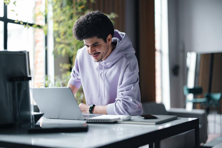 Man werkt op laptop op kantoor